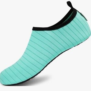 Final clearance NEW  VIFUUR water, beach, yoga shoes in size 2 kids green S12